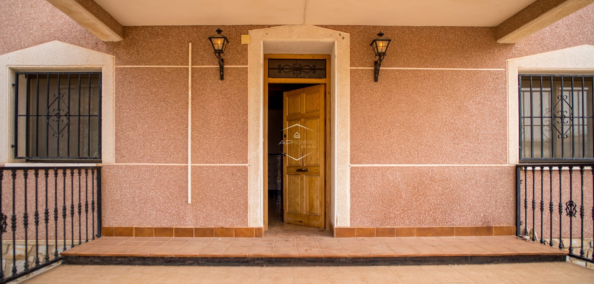 Herverkoop - Geschakelde woning -
Pinoso - El Paredon