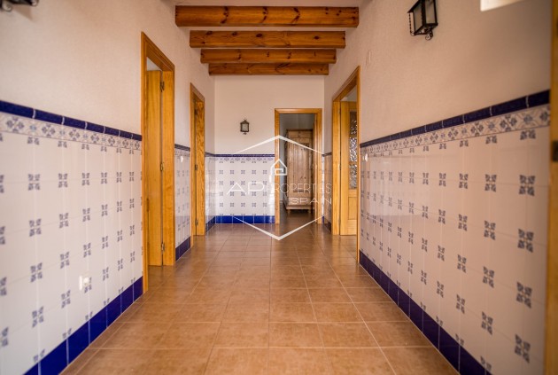 Herverkoop - Geschakelde woning -
Pinoso - El Paredon