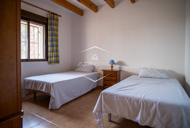 Herverkoop - Geschakelde woning -
Pinoso - El Paredon