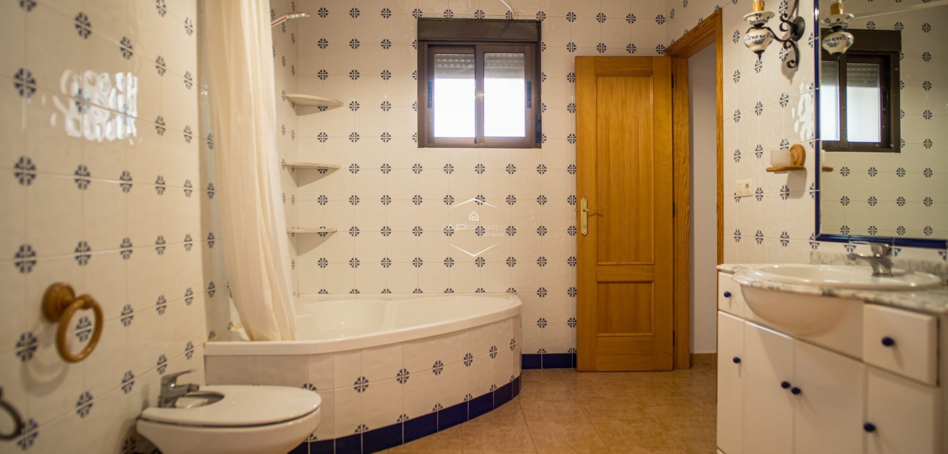 Herverkoop - Geschakelde woning -
Pinoso - El Paredon