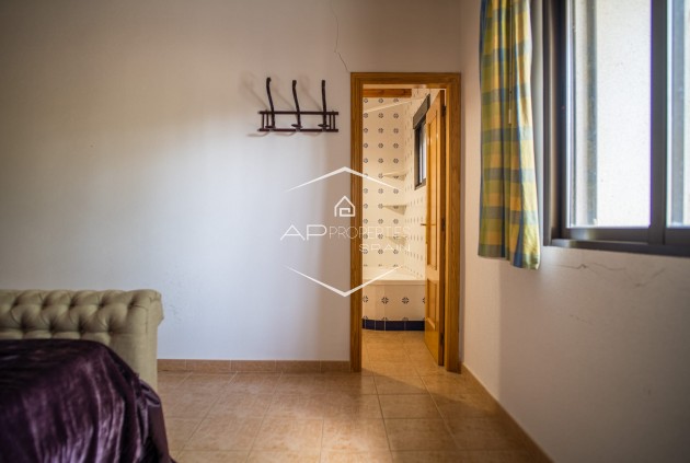 Herverkoop - Geschakelde woning -
Pinoso - El Paredon