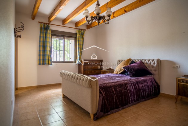 Herverkoop - Geschakelde woning -
Pinoso - El Paredon