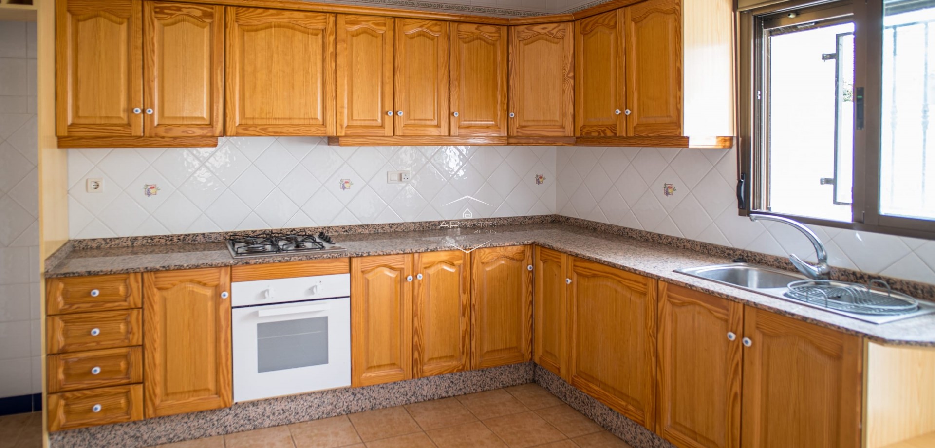 Herverkoop - Geschakelde woning -
Pinoso - El Paredon
