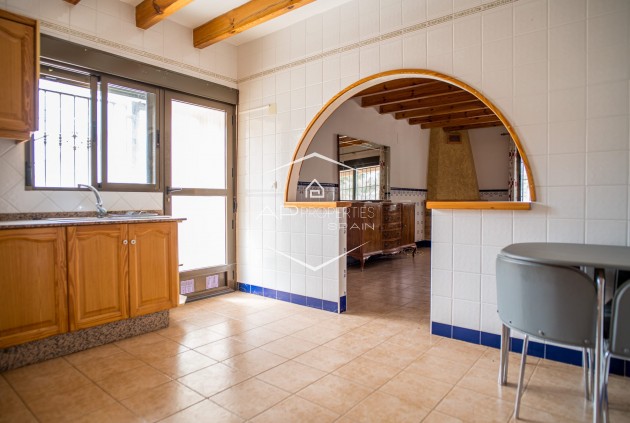 Herverkoop - Geschakelde woning -
Pinoso - El Paredon