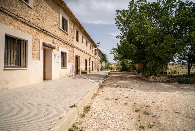 Herverkoop - Geschakelde woning -
Pinoso - El Paredon