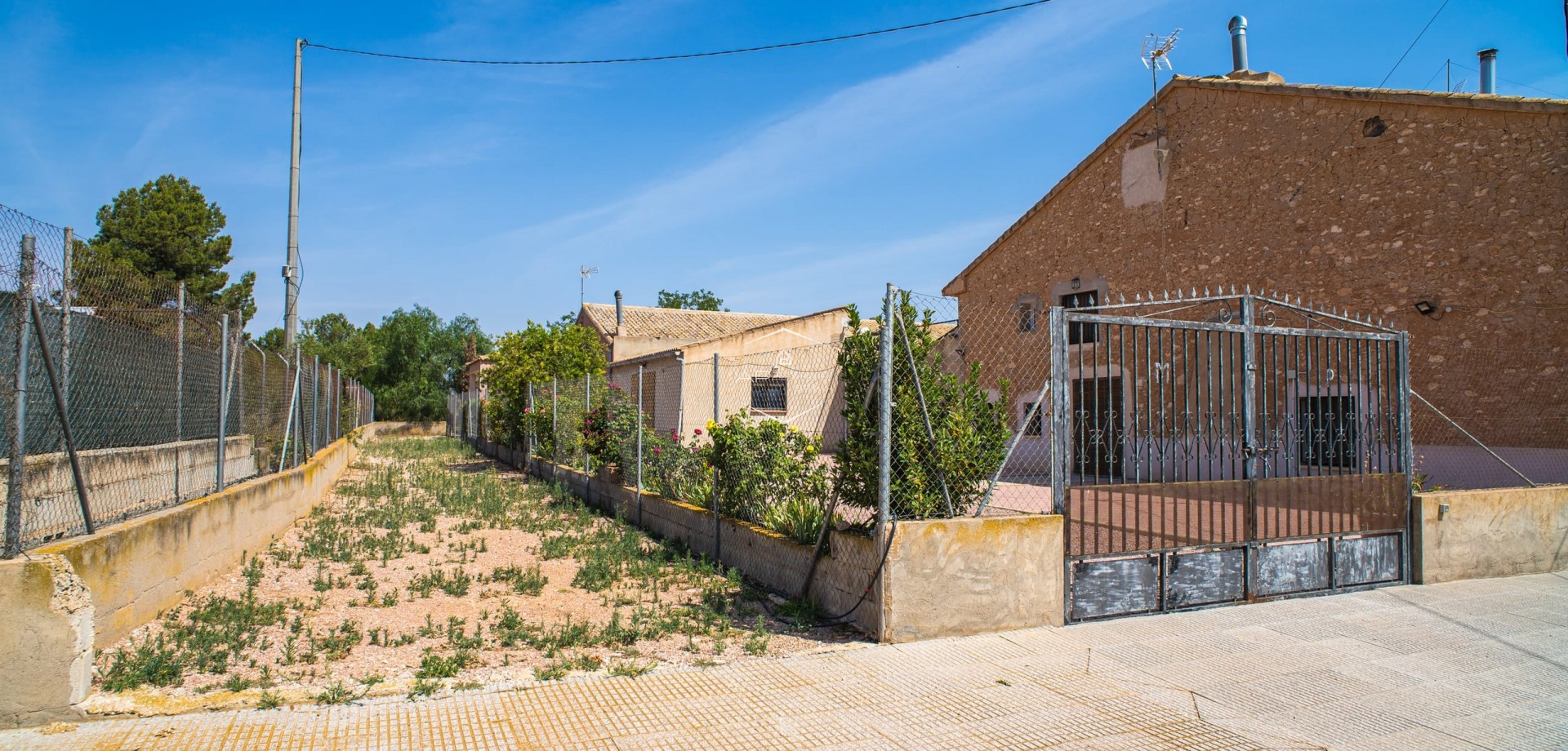 Herverkoop - Geschakelde woning -
Pinoso - El Paredon