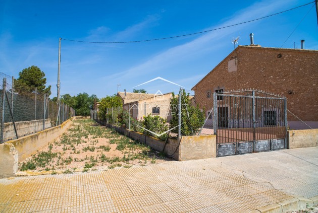 Herverkoop - Geschakelde woning -
Pinoso - El Paredon