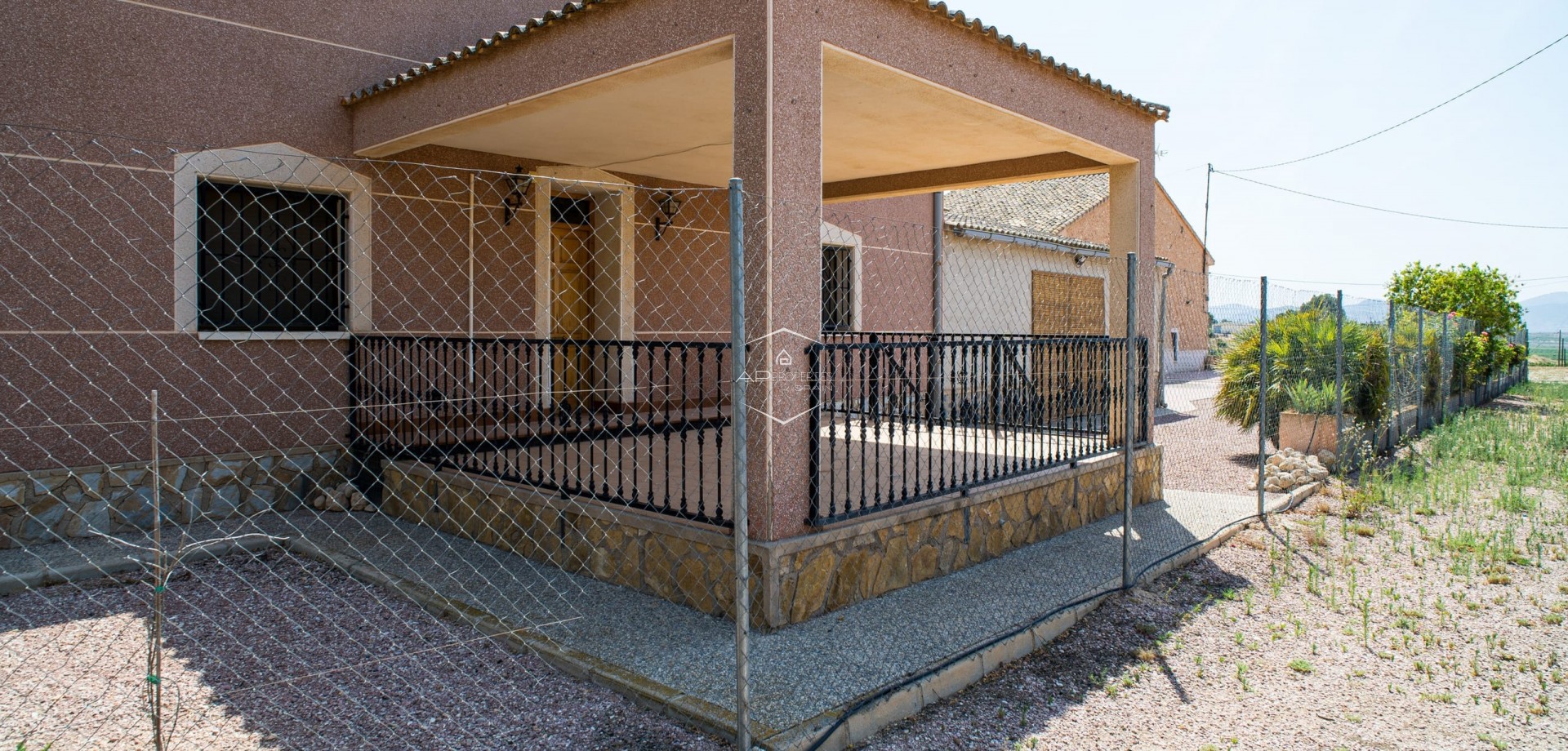 Herverkoop - Geschakelde woning -
Pinoso - El Paredon