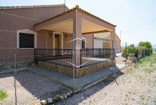 Herverkoop - Geschakelde woning -
Pinoso - El Paredon