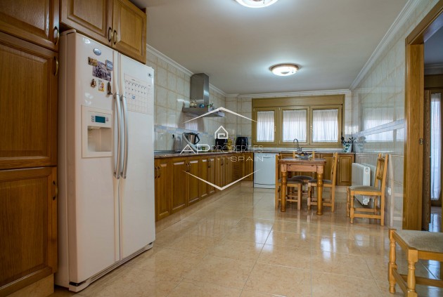 Herverkoop - Villa - Vrijstaand -
Pinoso - Calle Torrivieja 12