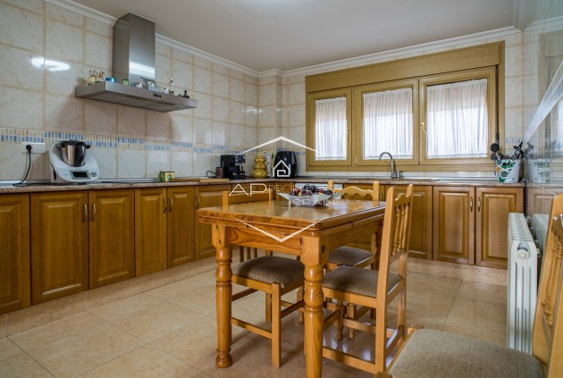 Herverkoop - Villa - Vrijstaand -
Pinoso - Calle Torrivieja 12