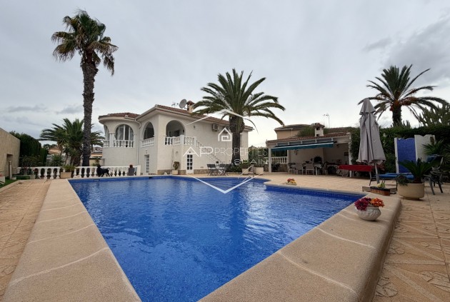 Herverkoop - Villa - Vrijstaand -
Ciudad Quesada