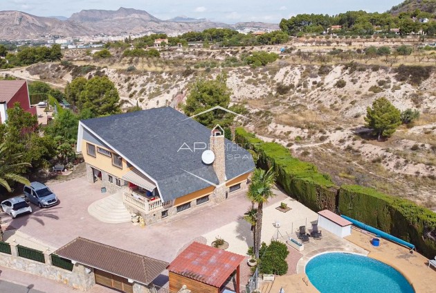 Revente - Villa - Indépendante -
Petrer (Loma Bada) - Calle Cles