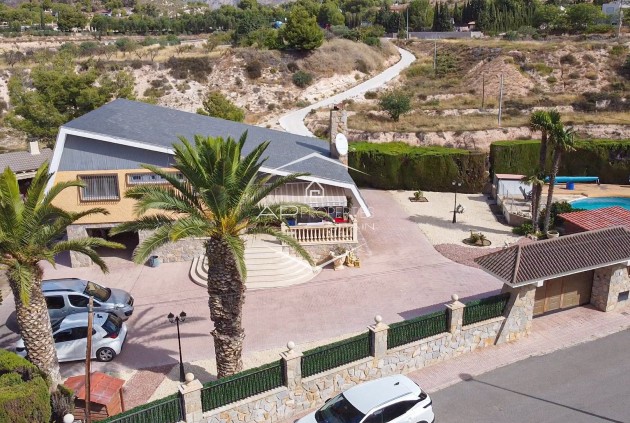 Revente - Villa - Indépendante -
Petrer (Loma Bada) - Calle Cles