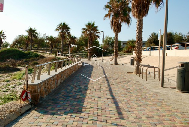 Resale - Bungalow -
Pilar de la Horadada - Mil Palmeras