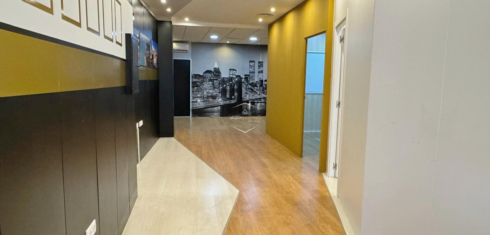 Resale - Commercial premises / Commercial unit / Retail space -
Guardamar del Segura - Guardamar del Seguras*