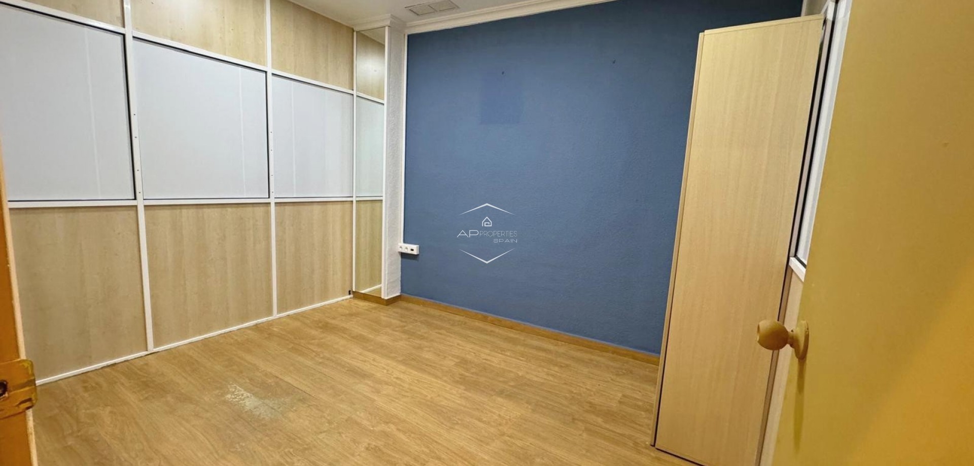 Resale - Commercial premises / Commercial unit / Retail space -
Guardamar del Segura - Guardamar del Seguras*