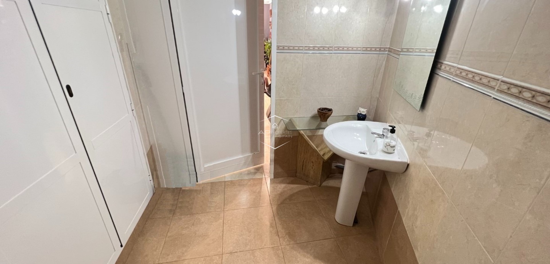 Resale - Commercial premises / Commercial unit / Retail space -
Guardamar del Segura - Guardamar pueblo