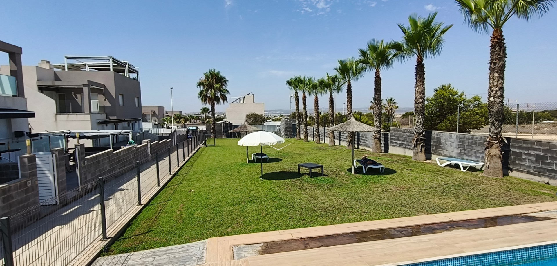 Reventa - Villa - Semi pareado -
Torrevieja