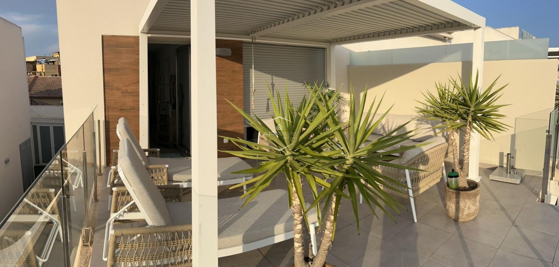 Reventa - Villa - Semi pareado -
Daya Nueva