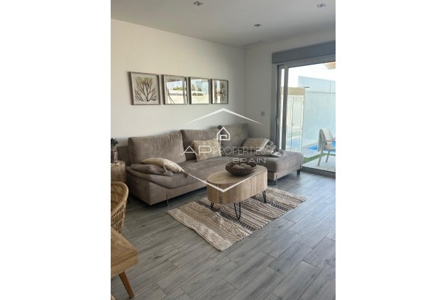 Reventa - Villa - Semi pareado -
Daya Nueva