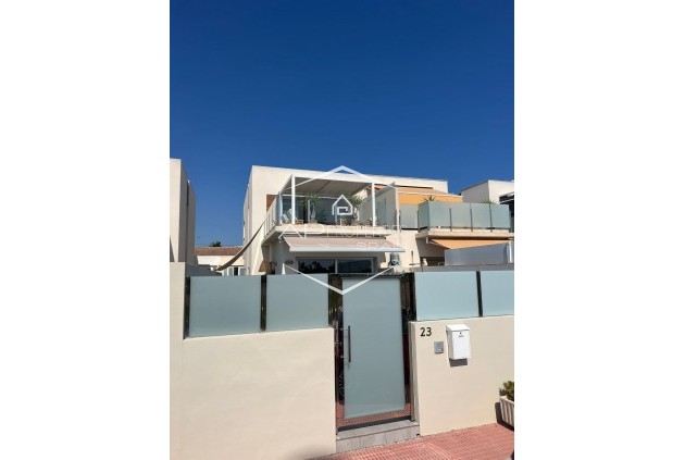 Reventa - Villa - Semi pareado -
Daya Nueva