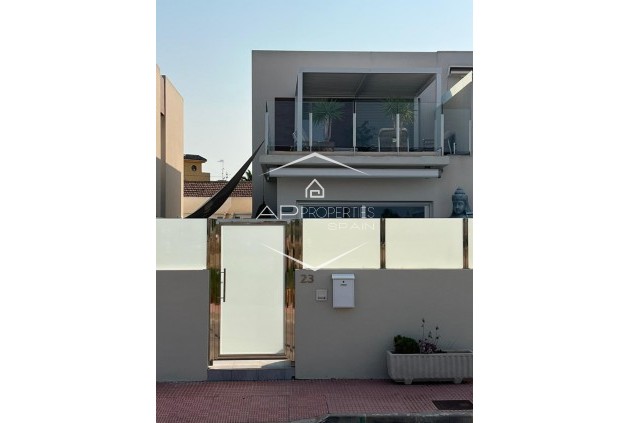 Reventa - Villa - Semi pareado -
Daya Nueva