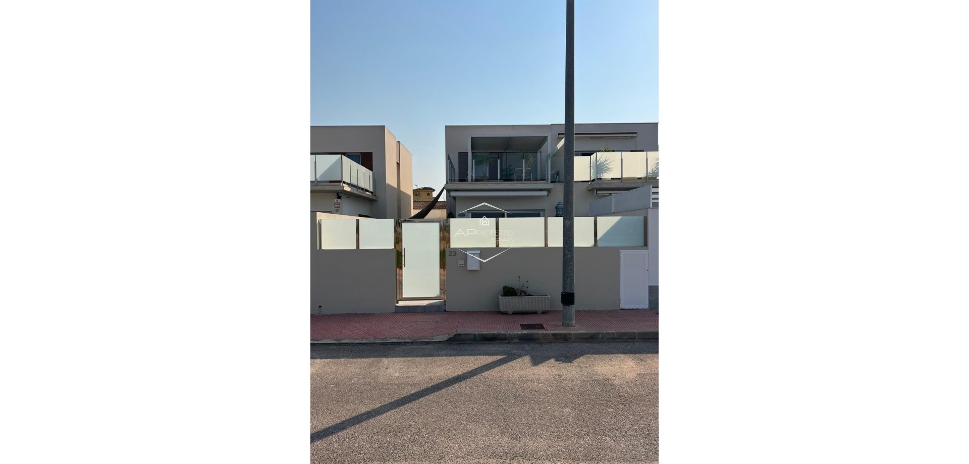 Reventa - Villa - Semi pareado -
Daya Nueva