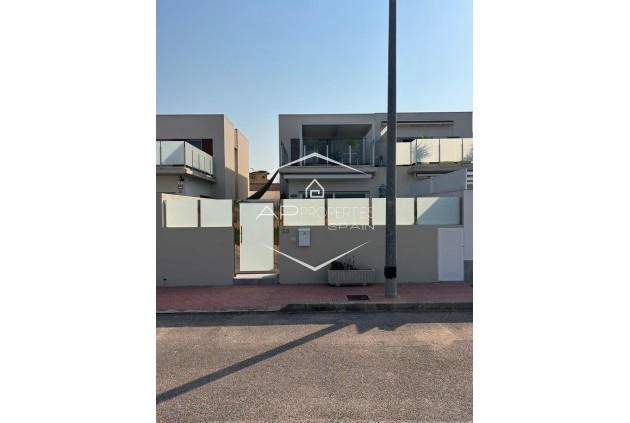 Reventa - Villa - Semi pareado -
Daya Nueva