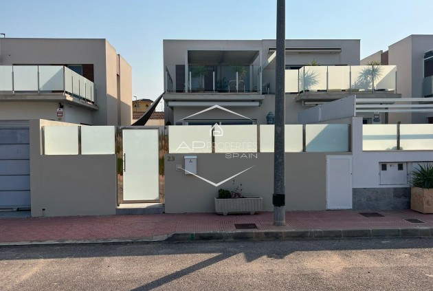 Reventa - Villa - Semi pareado -
Daya Nueva