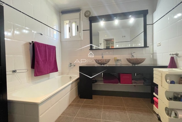 Odsprzedaż - Willa - Dom wolnostojący -
Hondón de las Nieves