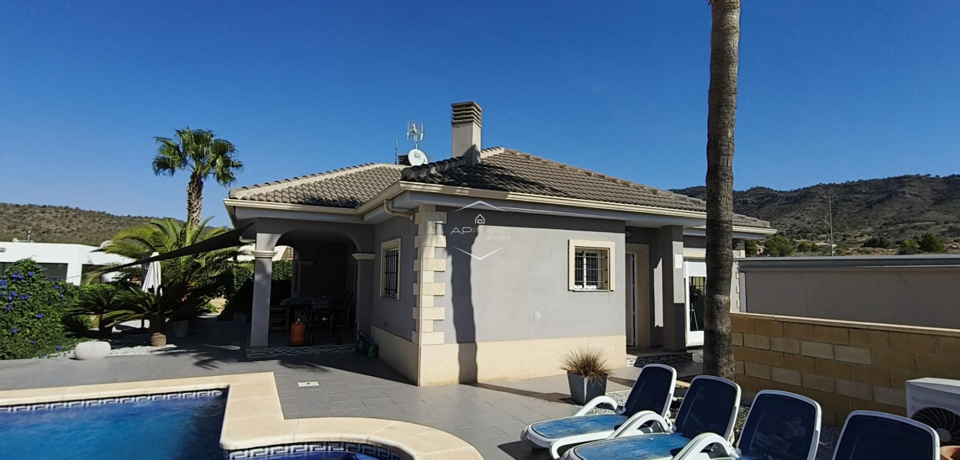 Reventa - Villa - Independiente -
La Romana